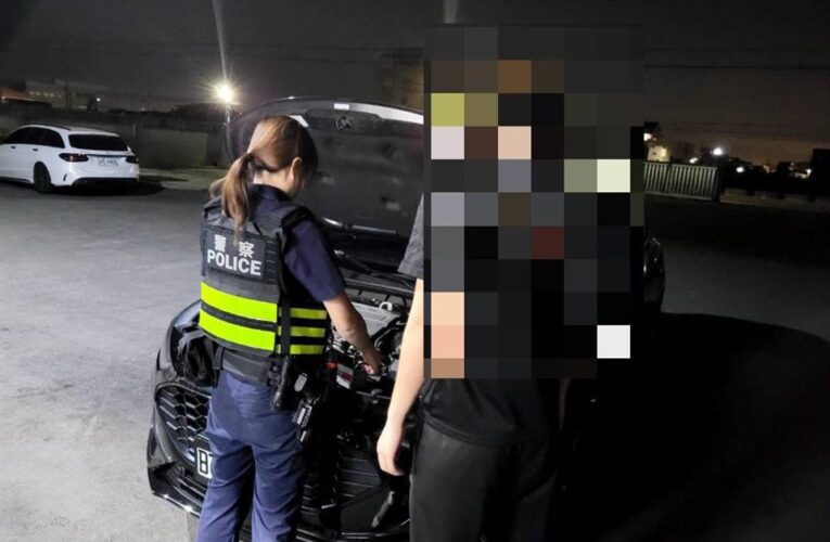 鹿港警伸援手及時協助排除拋錨車輛脫困