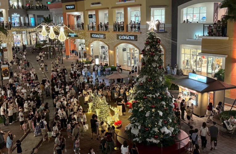 SKM Park Outlets高雄草衙雪境童話村！萬人朝聖下雪奇景掀聖誕熱潮