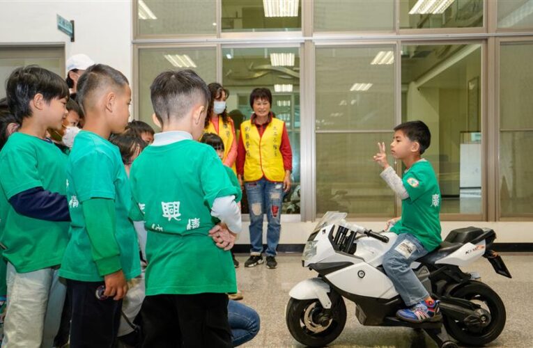 【萌娃突襲芳苑警分局　實地體驗警察日常】