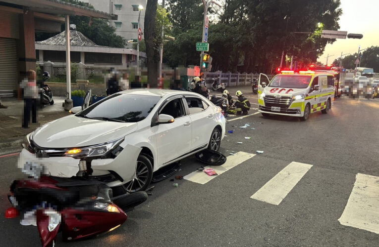 楠梓區嚴重車禍!自小客車撞進機車待轉區致9名傷者送醫