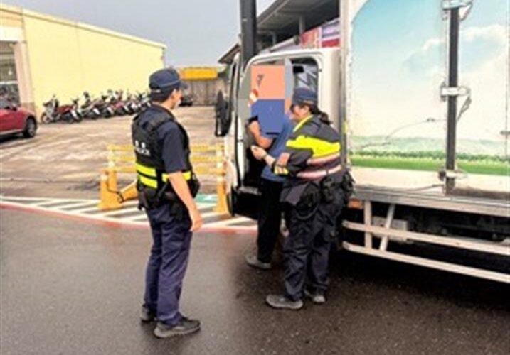 物流車拋錨於路中　和美警方及時伸手解危