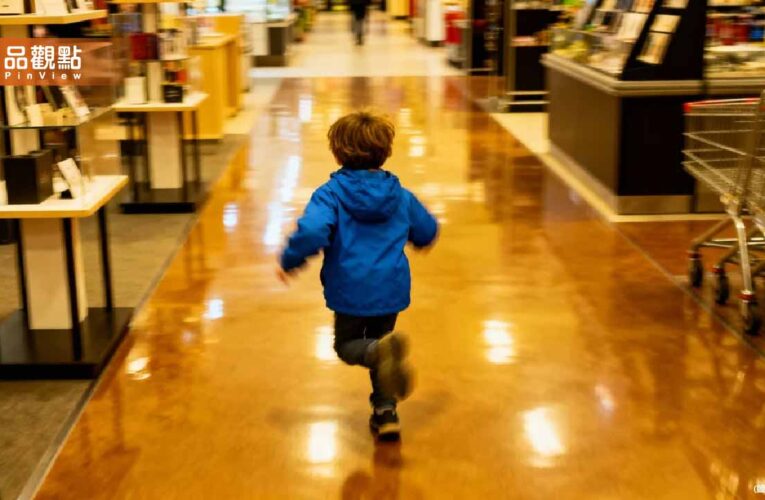 大創店員阻孩童亂跑！被奧客媽罵到下跪