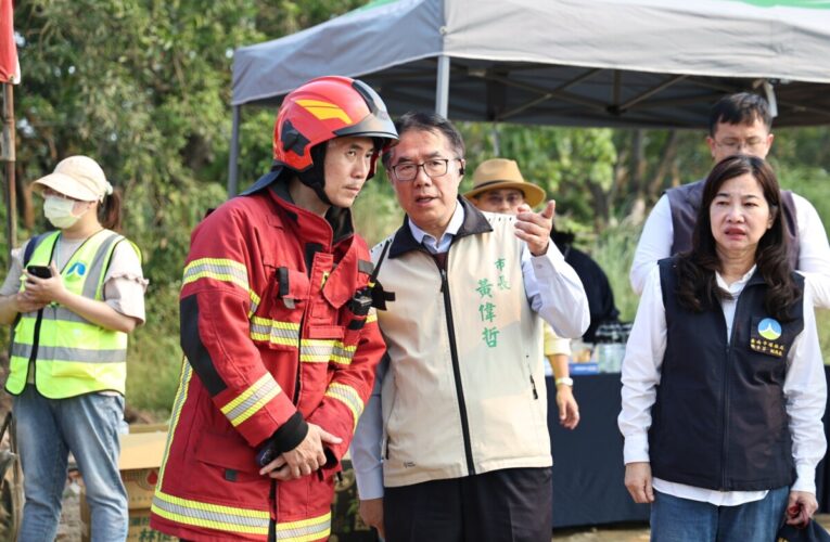台南市長黃偉哲視察烏樹林風災廢棄物暫置區火警 盼盡快阻斷悶燒蔓延