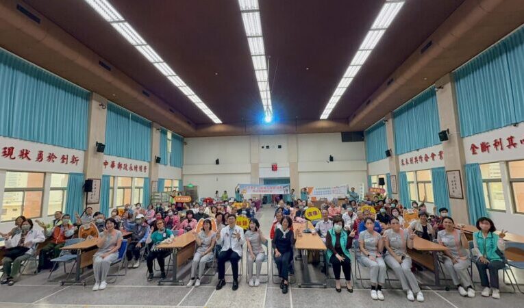 銀髮族齊聚同樂、學習健康生活新觀念 高雄郵局舉辦「郵政傳情 幸福前行─中華郵政樂齡運動」