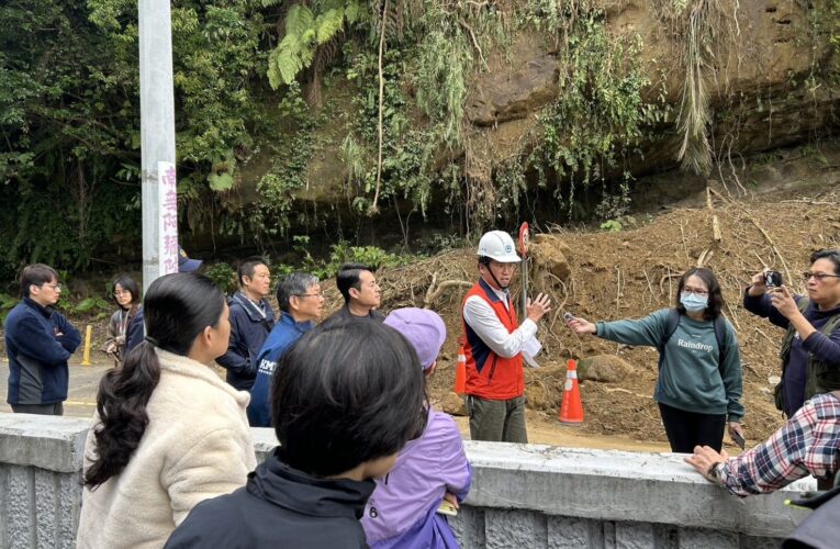 基隆暖暖邊坡坍方落石頻仍　工務處吊掛勘察防災