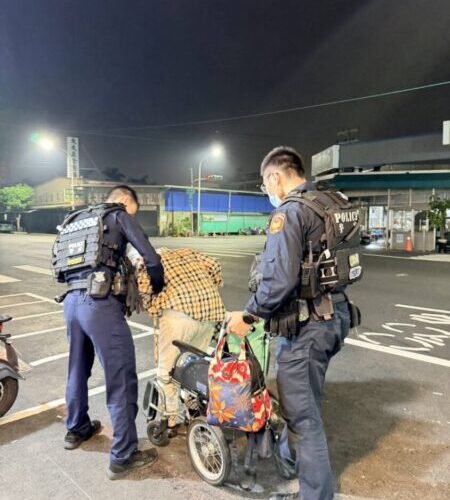 寒夜裡的一道暖光  岡山警推輪椅護送迷途老婦平安返家