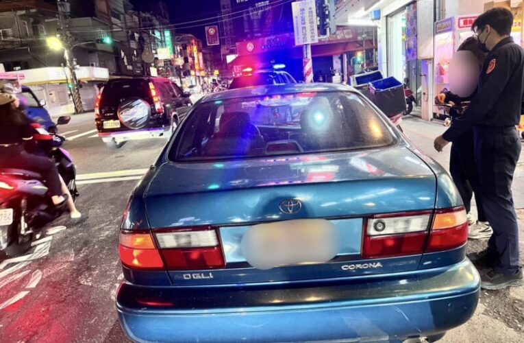 燕巢警方執勤不忘為民服務　押解返途中助排拋錨危機