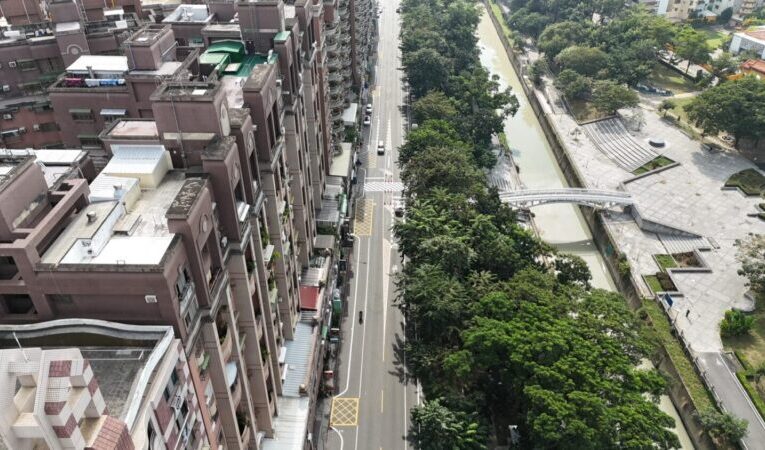 打造行人友善區 高市第一處「路段中實體行人庇護島」，相關工程正緊鑼密鼓施工中