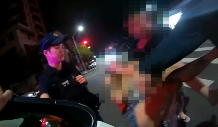 女子歡唱突不適 中市警火速護送就醫