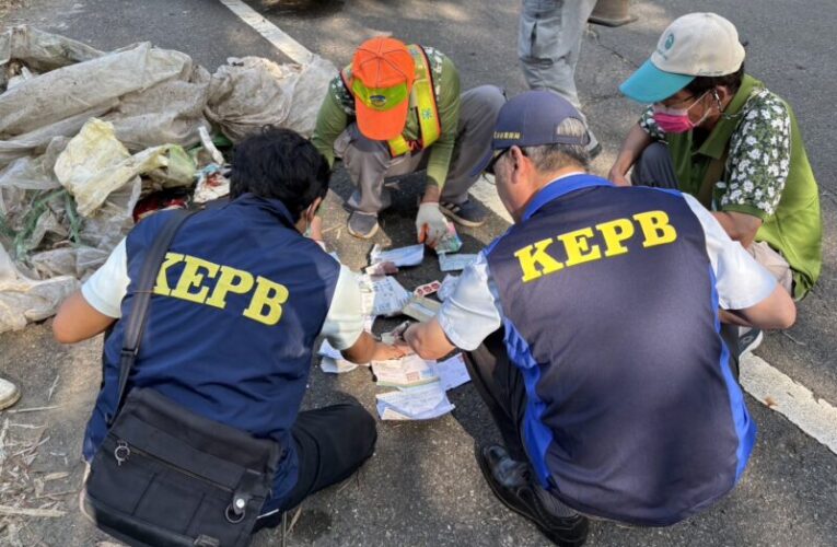 月世界山坡驚見大量棄置垃圾  環保局火速追查不法業者