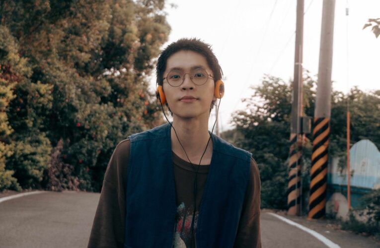 Wols 唱出苦中帶笑的人生希望 嘆人生苦悶也要笑著換氣用力站起