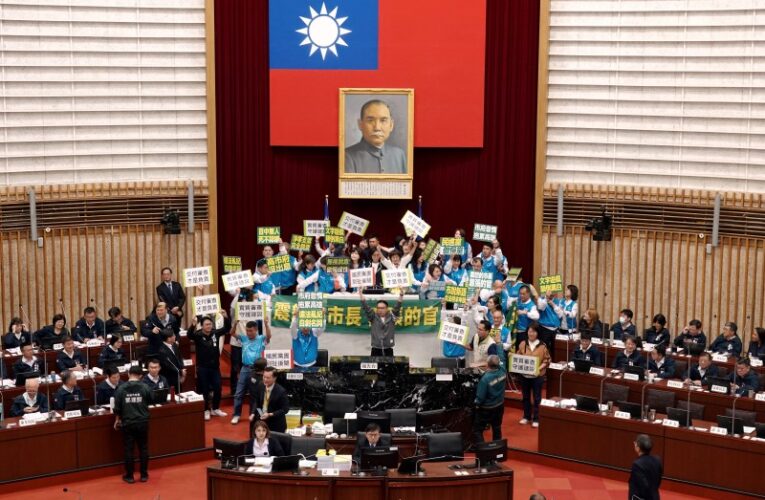高市議會爆衝突 藍營攻佔主席台擋總預算