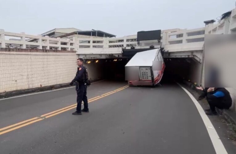 小貨車載蛋闖限高卡地下道　警方依法舉發提醒注意標誌指示