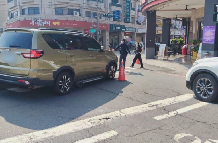 高雄左轉車未禮讓釀三車連環碰 警到場釐清並依法舉發