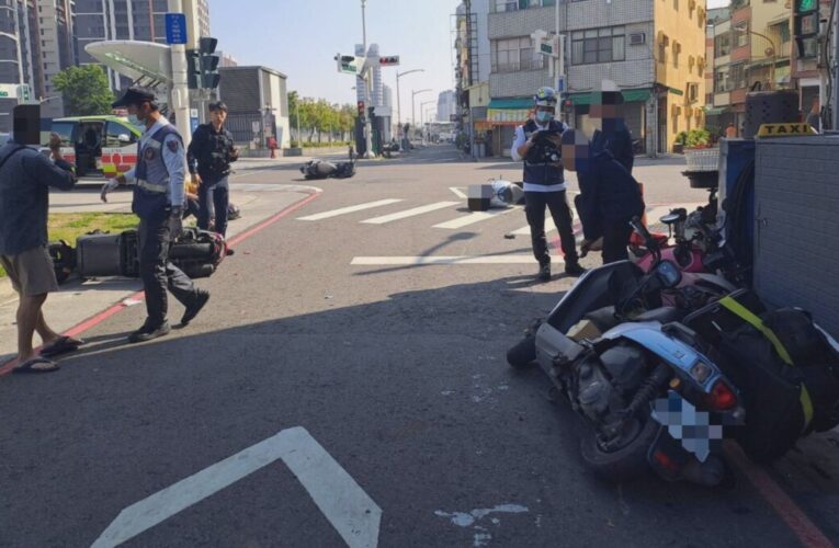 七旬翁駕車疑未注意路況 如「打保齡球」般追撞前方5部機車