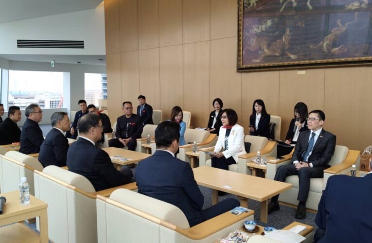 議長康裕成率團訪橫濱市議會 高雄T搭領巾展現姊妹情