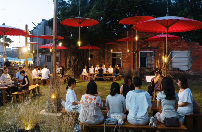 2025高雄眷村嘉年華黃埔接續熱鬧登場 露天晚風電影院開演 千人觀影再現眷村純真舊時光