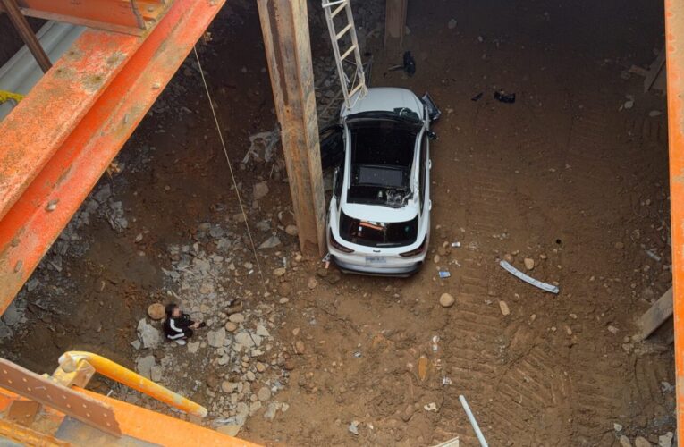 駕駛開車墜8米深捷運工地  警消爬梯救出幸無大礙