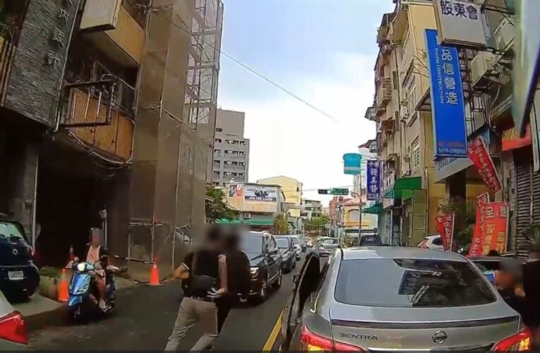 街頭版《實境生存遊戲》上演！民眾變身 NPC 指路員  警沿線追捕棄車四散逃亡越南移工