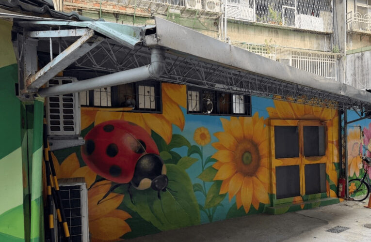 灰暗後巷轉生海底花卉世界　巷弄間彩繪出毛孩的派對