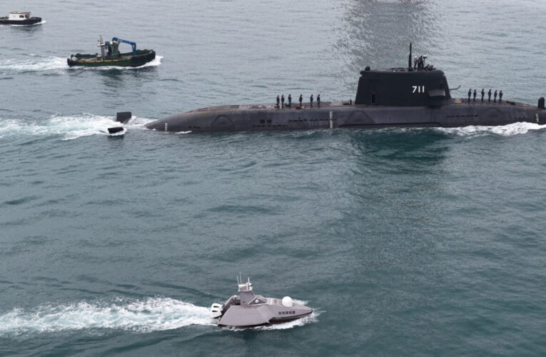 台船「海鯤軍艦」浮航測試達標！潛航倒數啟動防衛新紀元