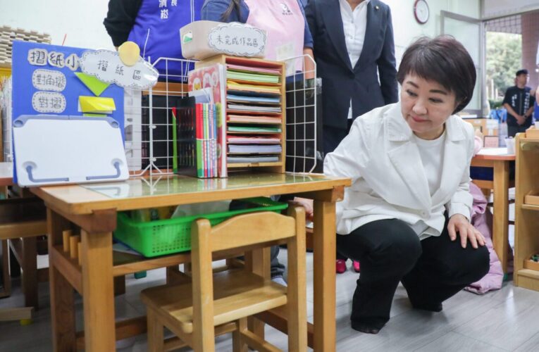 家長感動到紅眼框！木製桌椅開放學生免費領用　盧市長：持續努力改善孩子學習環境