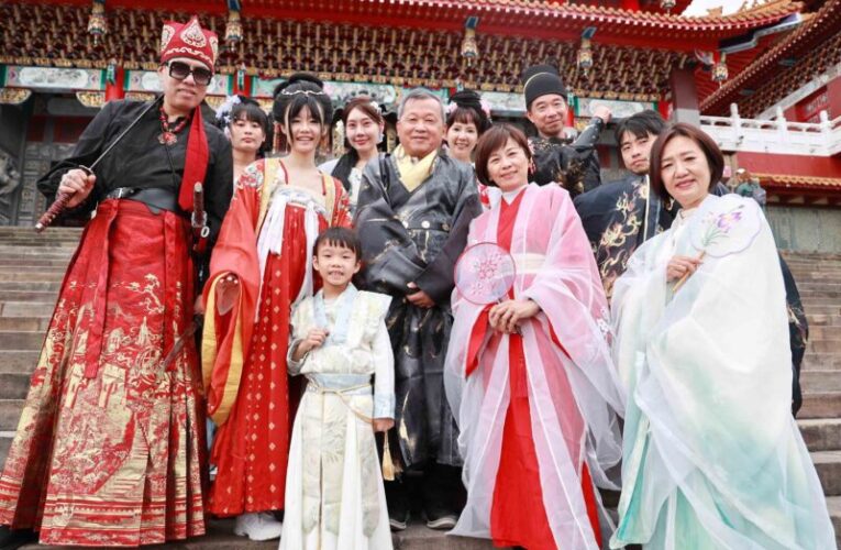 台灣寺廟文化拼觀光！今登場文武廟埕  外國人都來體驗漢服、花鈿彩繪