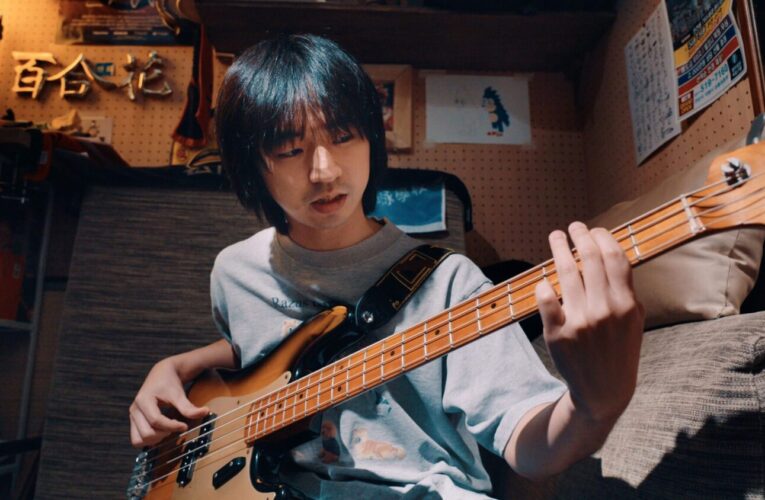 百合花樂團創作混血音樂實驗 以台語為核心 融合搖滾 藍調 雷鬼 放克並撞擊北管 南管 唸歌等傳統聲音