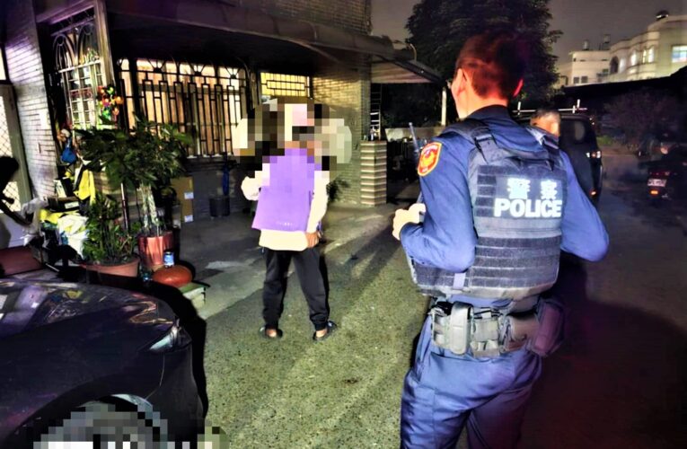 體力疲累癱坐路邊　竹園警關懷護送返家