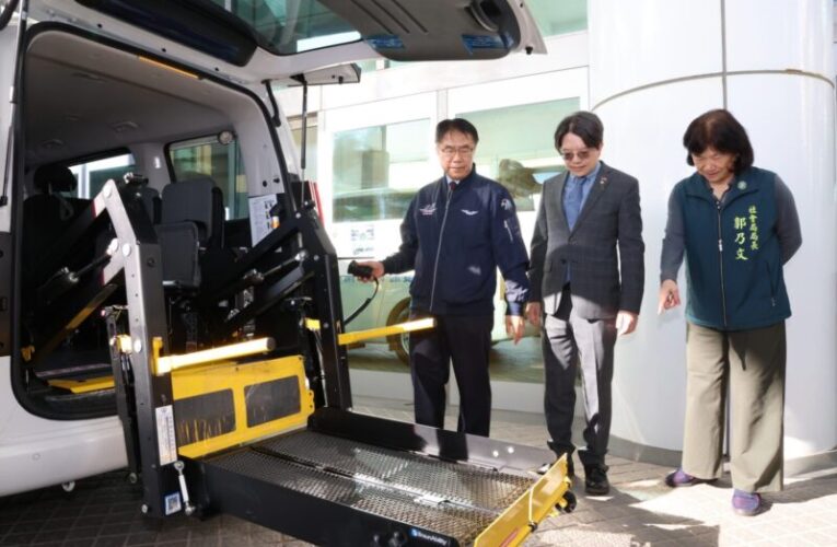 科技公司捐贈復康巴士 黃偉哲感謝企業回饋台南照顧弱勢