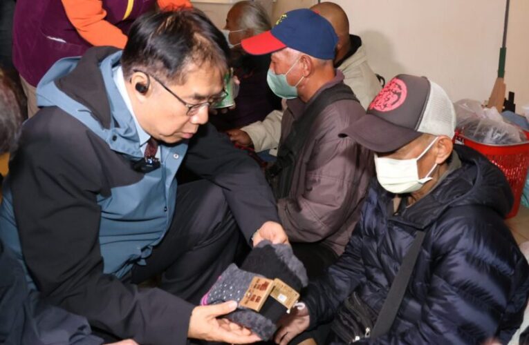 台南市府啟動寒流關懷   黃偉哲親送暖街友過冬