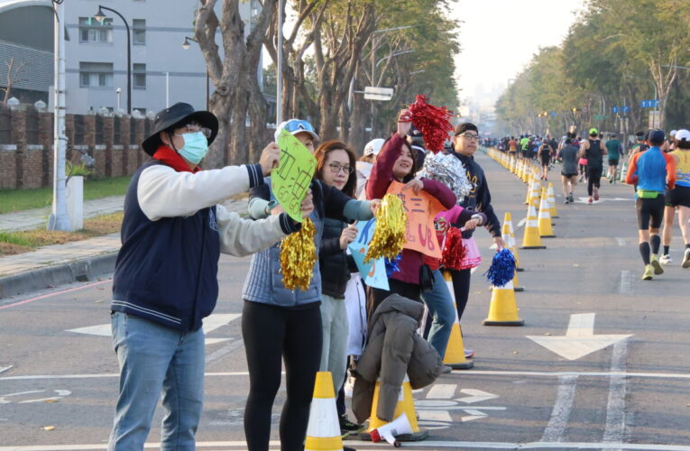 運發局邀全民組啦啦隊成賽道最美風景 北高雄區里相挺為跑者加油