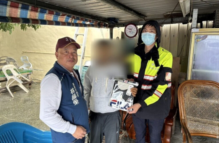枋寮分局石光所寒冬送暖  攜手村長贈發熱衣關懷弱勢