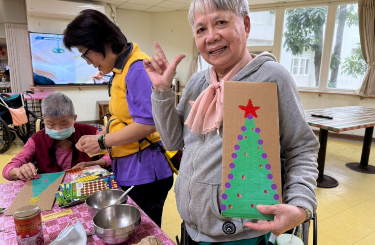 手作療癒聖誕樹體驗！榮家長輩點點貼出專注力