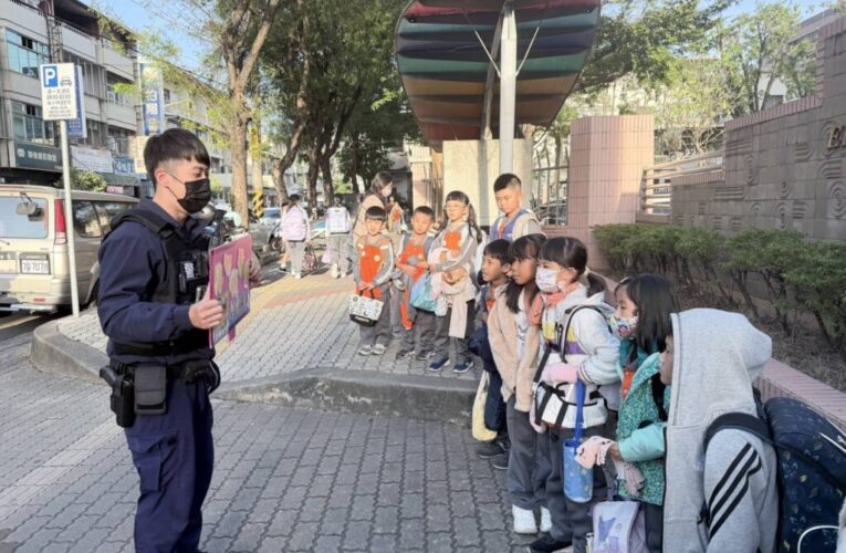 小手也能擋詐騙！警護童勤務同步宣導「一聽二掛三查證」與交通安全觀念