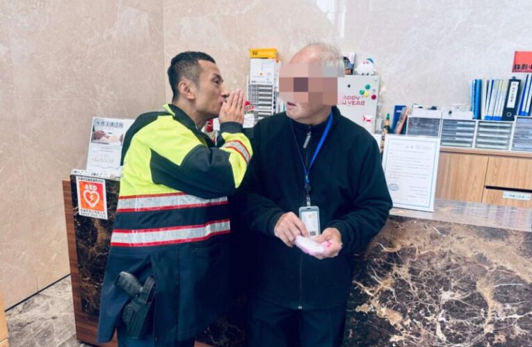 熱心民眾報案81歲長者迷途　中壢警見胸前掛「敬老愛心卡」助返家