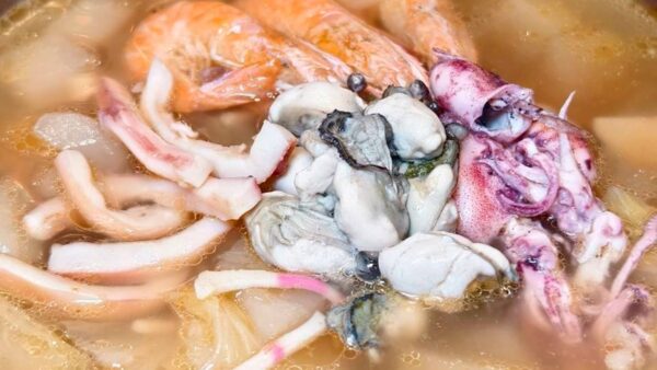 大安區新開幕海鮮飯湯話題爆紅　超大碗 200 元掀討論　用料、湯頭與份量引發排隊熱潮