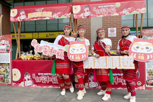 響應淨零排碳、支持在地農產   梨山蜜蘋果季台中火車站快閃販售