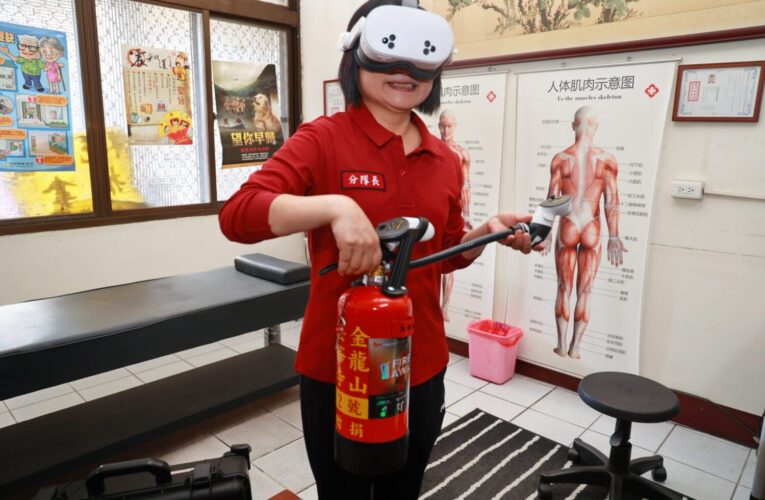 南投縣政府消防局宣導防災避免一氧化碳中毒　民眾體驗「虛擬實境滅火」