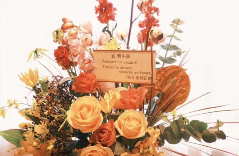 曹佑寧三度赴日宣傳人氣爆棚！《KANO》永瀨正敏驚喜暖心送花　後台搭肩安撫劉修甫超窩心