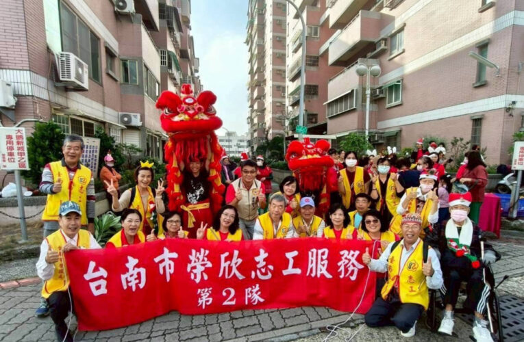 臺南榮服處小東里耶誕踩街 榮欣志工與榮民眷共度溫馨佳節