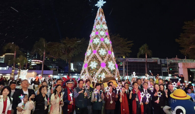 台南大遠百連17年公益點燈 15米聖誕樹點亮偏鄉童心 黃偉哲伉儷、徐雪芳齊獻愛