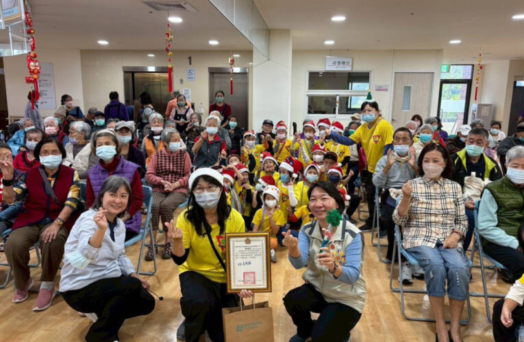 臺南榮家歡迎童聲歌唱報佳音 長輩溫馨笑迎聖誕 