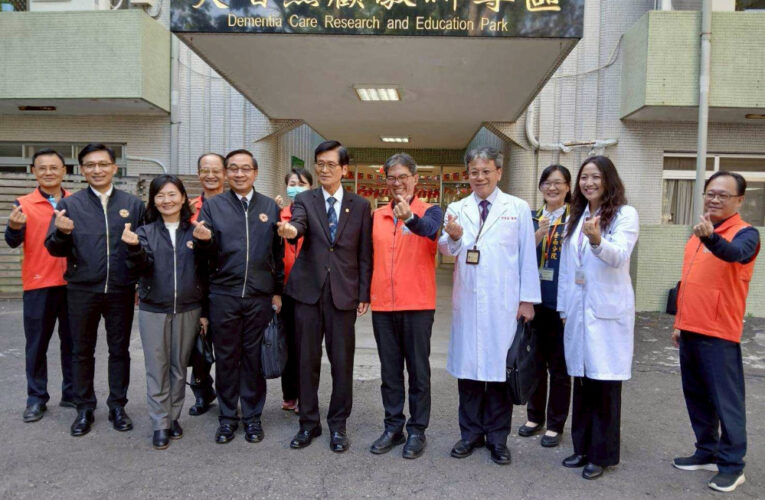 輔導會嚴德發視導佳里榮家 溫馨問候住民長輩