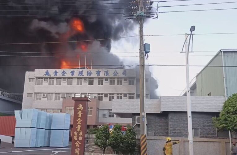 高雄大發工業區塑膠廠竄黑煙 消防、環保同步進場監控空品