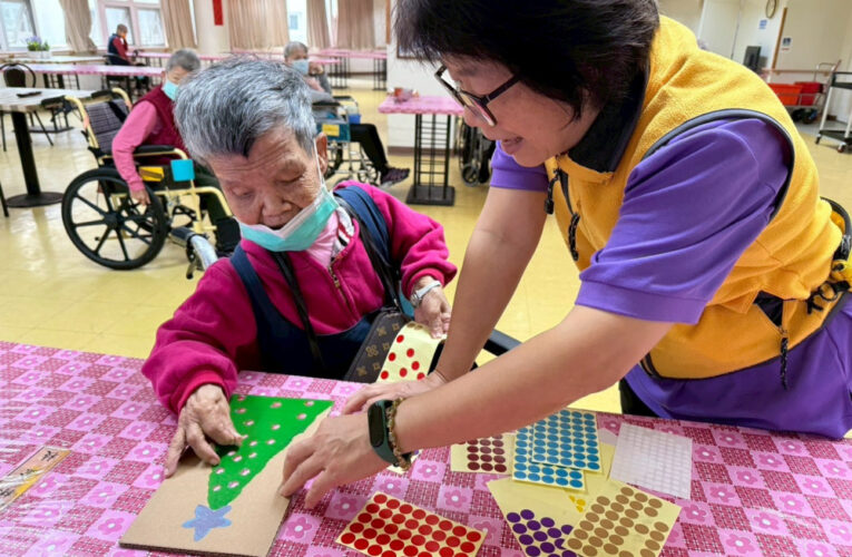 白河榮家手作療癒聖誕樹 長輩點點貼出專注力