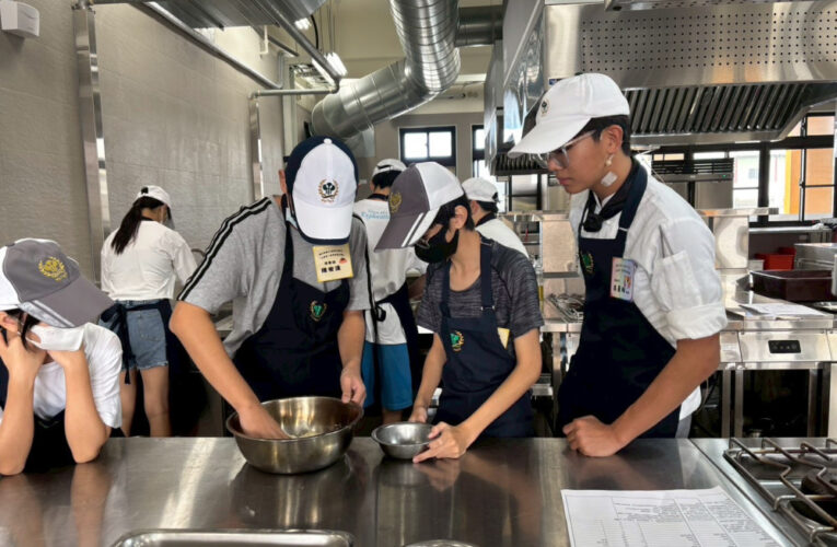 高餐大附中生當小老師  帶領弱勢國中生體驗料理第一堂課