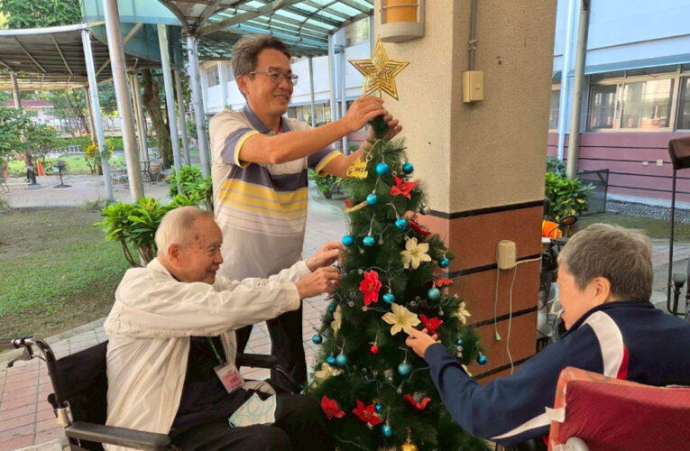 屏東榮家住民職員聖誕佈置 巧手妝點營造溫馨家園
