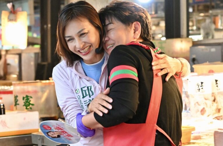 勤走基層聽民意　邱議瑩市場掃街氣氛熱烈、婆媽熱情相擁