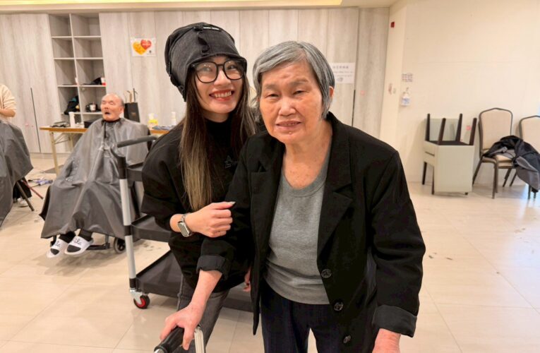 義剪髮型設計陪伴長者　美美造型容光換發　蘭陽仁愛之家執行長妙志法師致贈感謝狀